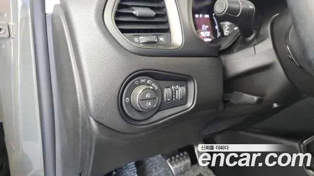 Jeep Renegade 2022 — Фото 16/20
