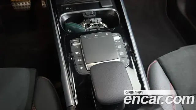 Mercedes-Benz GLB-Class 2023 — ფოტო 32/33