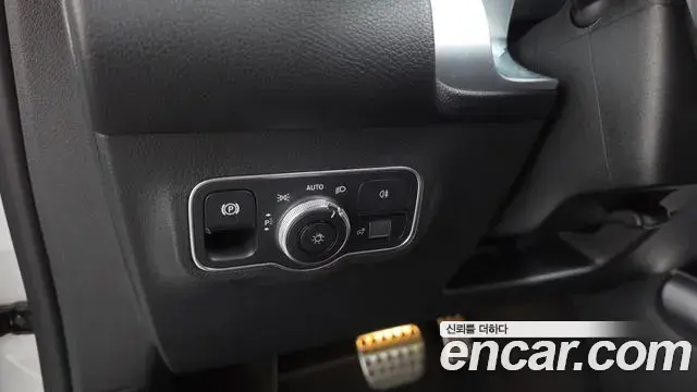 Mercedes-Benz GLB-Class 2023 — ფოტო 27/33
