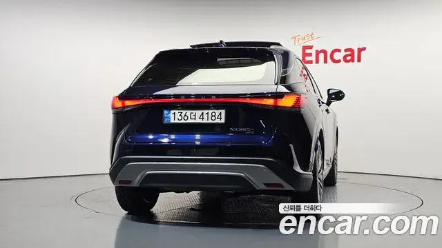 Lexus RX350h 2023 — Photo 33/43
