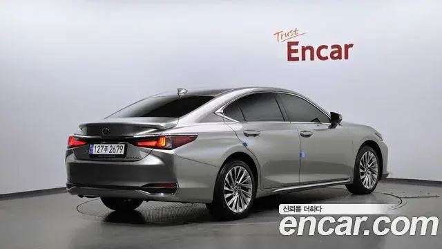 Lexus ES300h 2025 — Şəkil 19/20