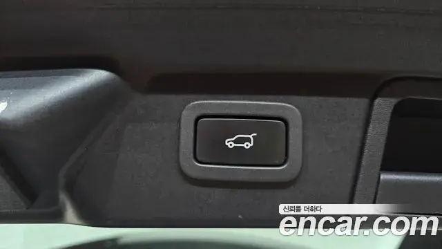 Land Rover Range Rover Velar 2018 — Photo 16/34