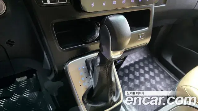 Hyundai Staria 2023 — Фото 8/20