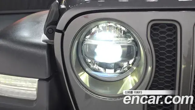 Jeep Wrangler 2022 — ფოტო 28/32