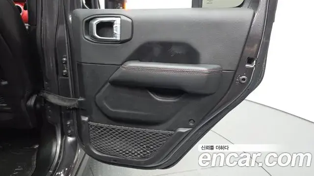 Jeep Wrangler 2022 — ფოტო 29/32