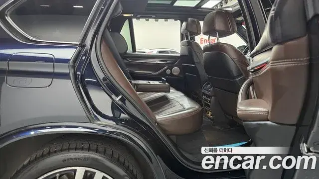 BMW X5 2018 — ფოტო 27/34