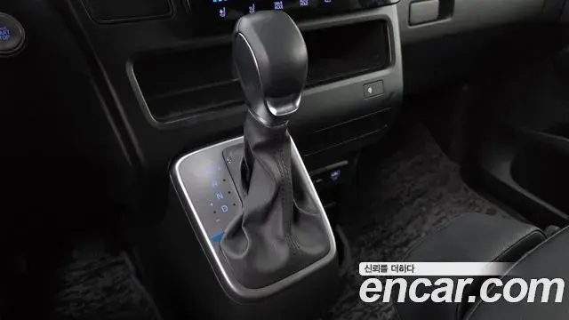 Hyundai Staria 2025 — Photo 9/30