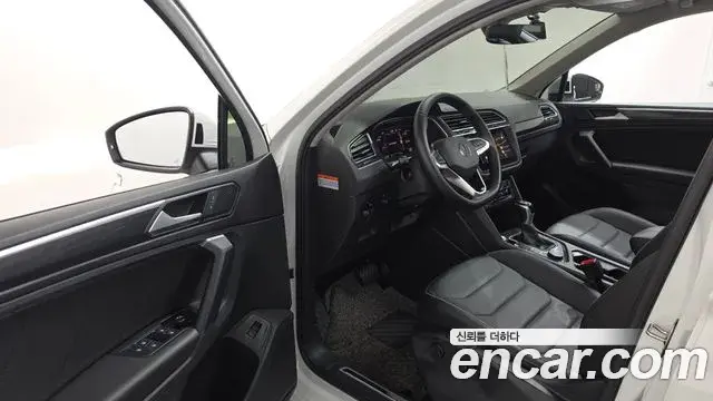 Volkswagen Tiguan 2023 — Photo 8/37