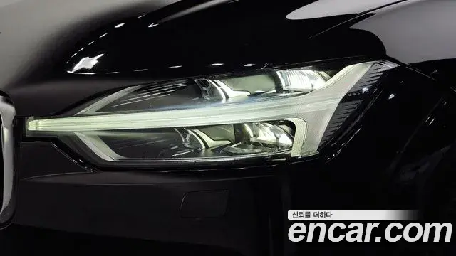 Volvo XC60 2018 — Şəkil 29/31