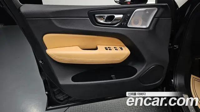 Volvo XC60 2018 — Şəkil 17/31
