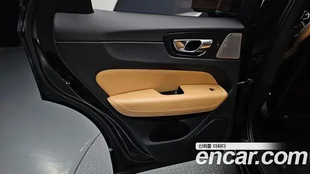 Volvo XC60 2018 — Şəkil 1/31