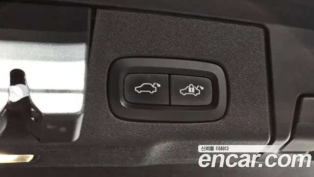 Volvo XC60 2018 — Şəkil 8/31