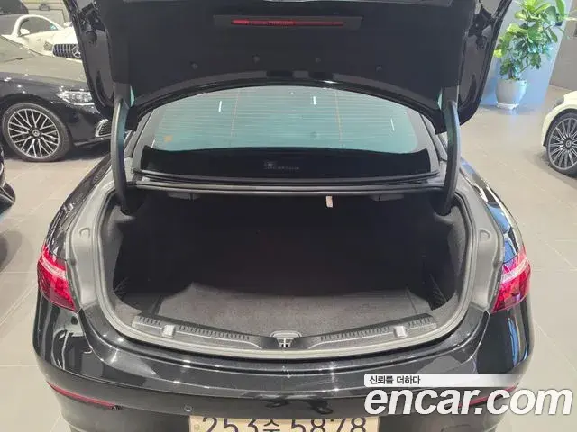 Mercedes-Benz E-Class 2023 — Фото 17/18