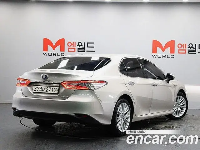 Toyota Camry 2018 — ფოტო 9/20