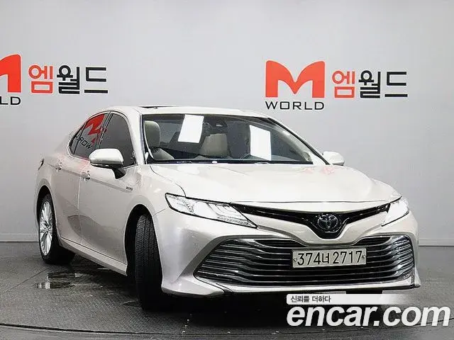 Toyota Camry 2018 — ფოტო 10/20