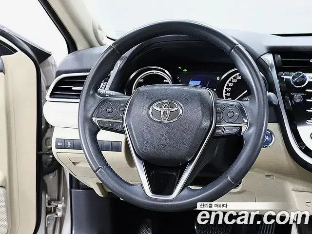 Toyota Camry 2018 — ფოტო 15/20