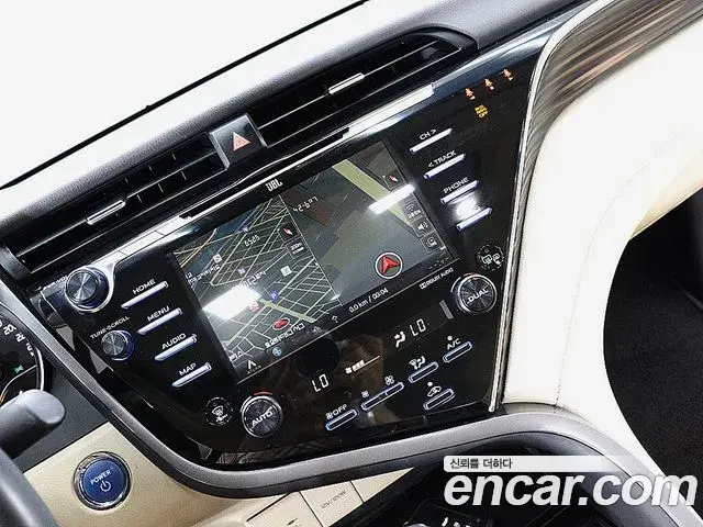 Toyota Camry 2018 — ფოტო 12/20