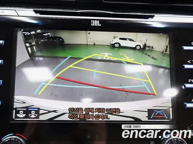 Toyota Camry 2018 — ფოტო 17/20