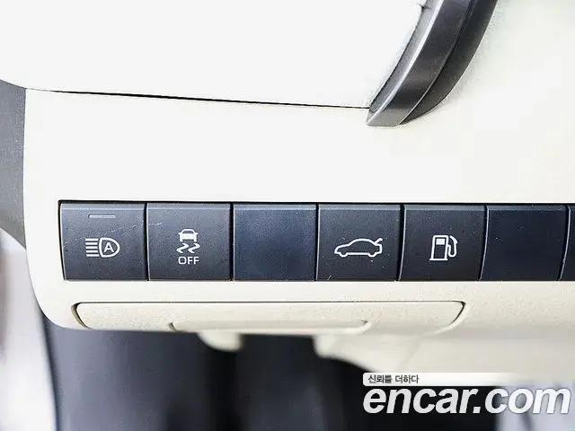 Toyota Camry 2018 — ფოტო 18/20