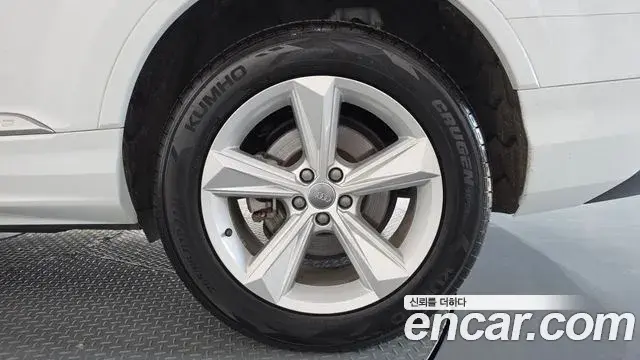Audi Q7 2020 — Photo 25/34
