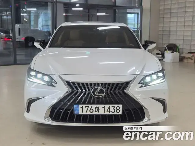 Lexus ES300h 2022 — Photo 3/15