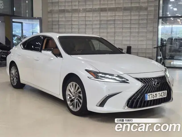 Lexus ES300h 2022 — Photo 5/15