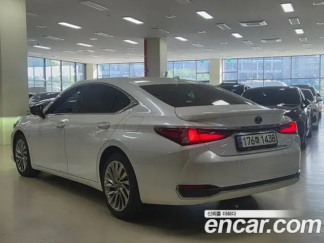 Lexus ES300h 2022 — Photo 13/15
