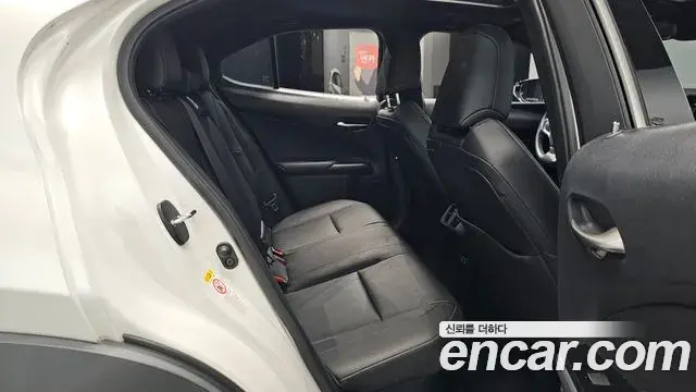 Lexus UX250h 2019 — Фото 11/20