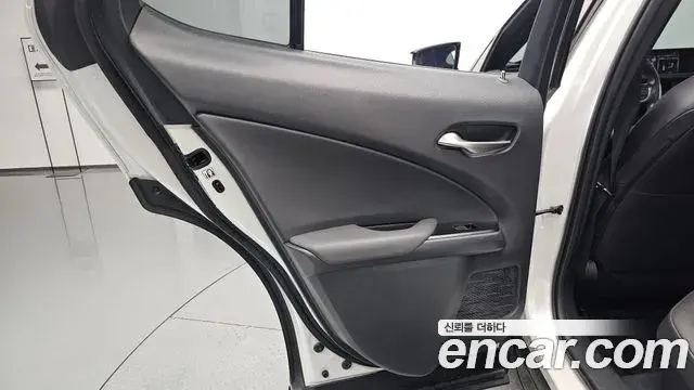 Lexus UX250h 2019 — Photo 24/32