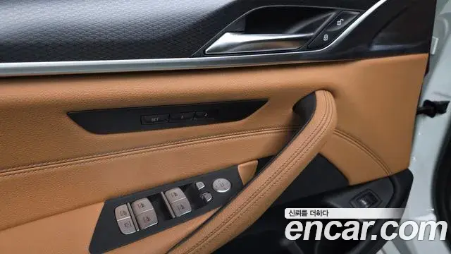 BMW 5 Series 2023 — ფოტო 33/38