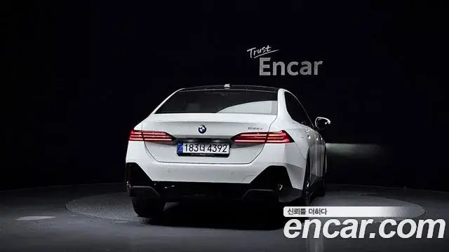 BMW 5 Series 2025 — ფოტო 32/40