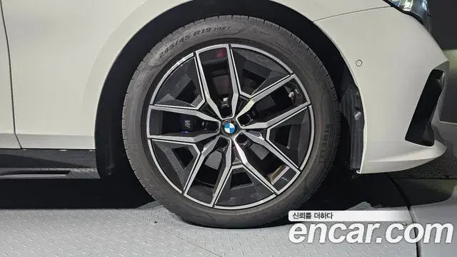 BMW 5 Series 2025 — ფოტო 35/40