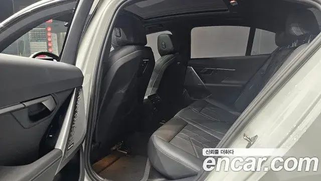 BMW 5 Series 2025 — ფოტო 28/40