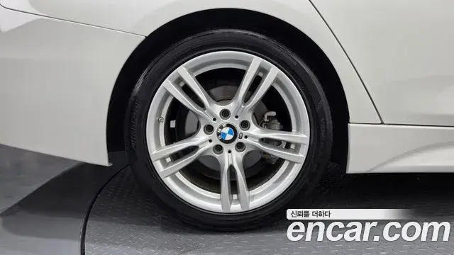 BMW 3 Series 2018 — Şəkil 13/33