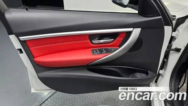 BMW 3 Series 2018 — Şəkil 32/33