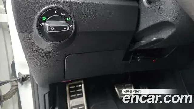 Volkswagen T-Roc 2021 — Şəkil 28/33