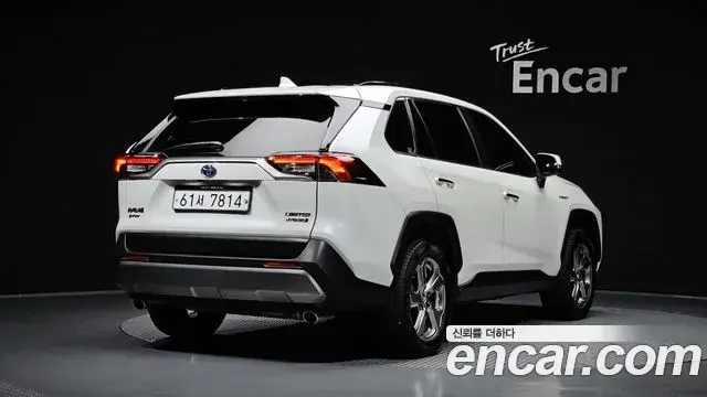 Toyota RAV4 2019 — Фото 2/20