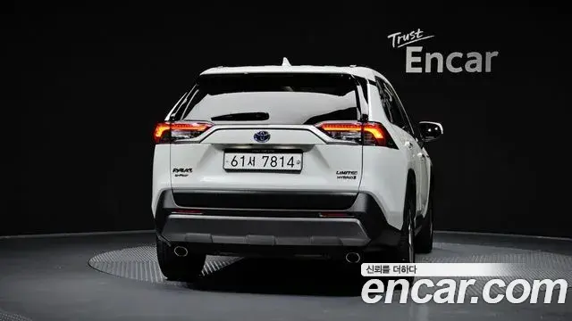 Toyota RAV4 2019 — Фото 4/20