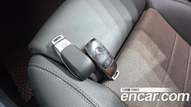 Mercedes-Benz EQB 2023 — Photo 1/31