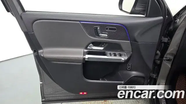 Mercedes-Benz EQB 2023 — Photo 21/31