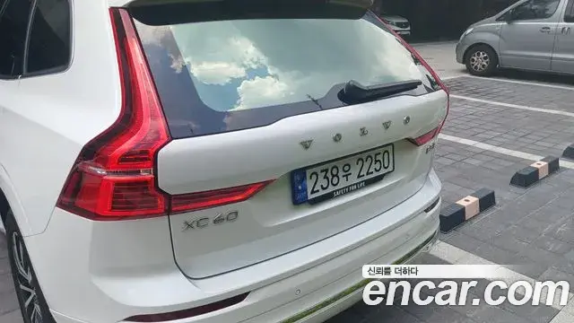 Volvo XC60 2023 — Фото 1/20