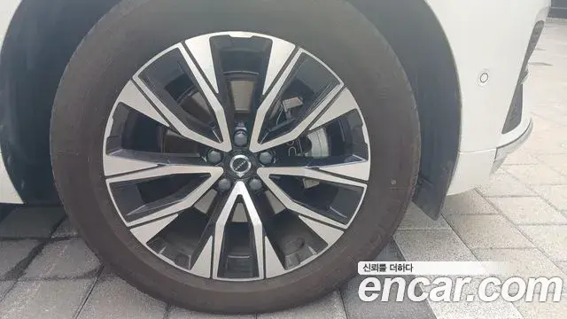 Volvo XC60 2023 — Фото 4/20
