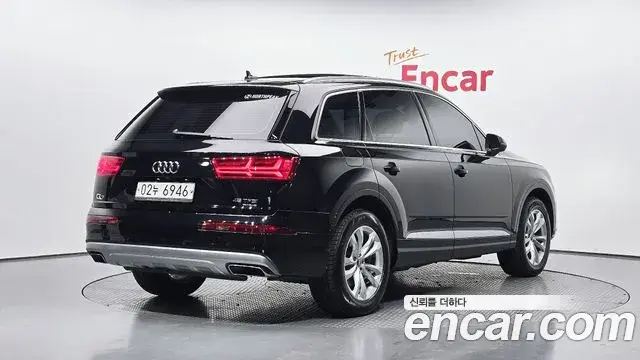 Audi Q7 2019 — Фото 2/20