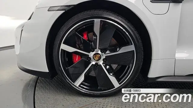 Porsche Taycan 2023 — Photo 14/37