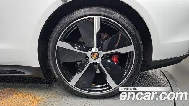 Porsche Taycan 2023 — Photo 1/37