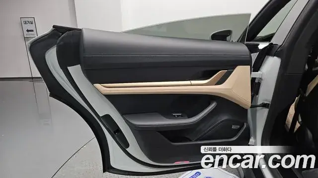 Porsche Taycan 2023 — Photo 10/37