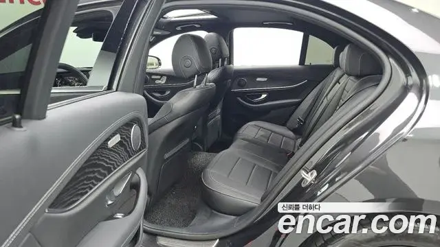 Mercedes-Benz E-Class 2023 — Фото 11/20