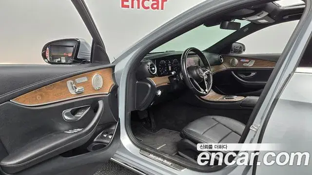 Mercedes-Benz E-Class 2021 — Фото 10/20