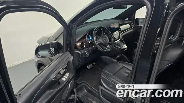 Mercedes-Benz V-Class 2021 — Фото 11/20