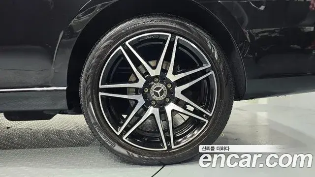 Mercedes-Benz V-Class 2021 — Photo 18/32